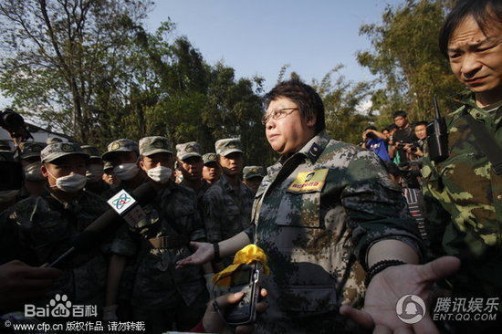 韩红(Han Hong)2011云南盈江地震灾区壁纸壁纸