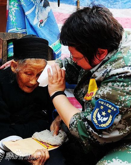 韩红(Han Hong)2011云南盈江地震灾区壁纸壁纸