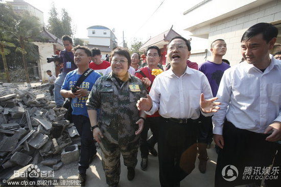 韩红(Han Hong)2011云南盈江地震灾区壁纸壁纸