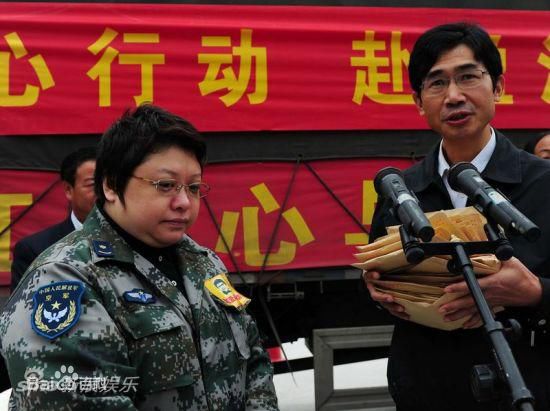 韩红(Han Hong)2011云南盈江地震灾区壁纸壁纸