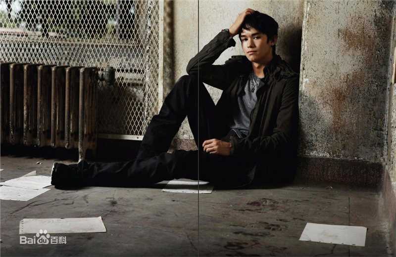 波波·斯图尔特(Booboo Stewart 、 Nils Allen Stewart Jr（本名）)最全杂志照相册