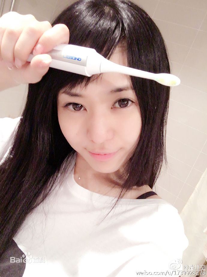 最新苍井空(日文名：蒼井そら，平假名：あおい そら，罗马拼音：aoi sora，英文名：Aoi sola)性感图片