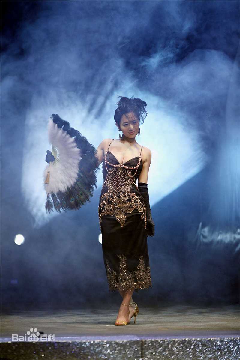 苍井空(日文名：蒼井そら，平假名：あおい そら，罗马拼音：aoi sora，英文名：Aoi sola)出席活动前后照片