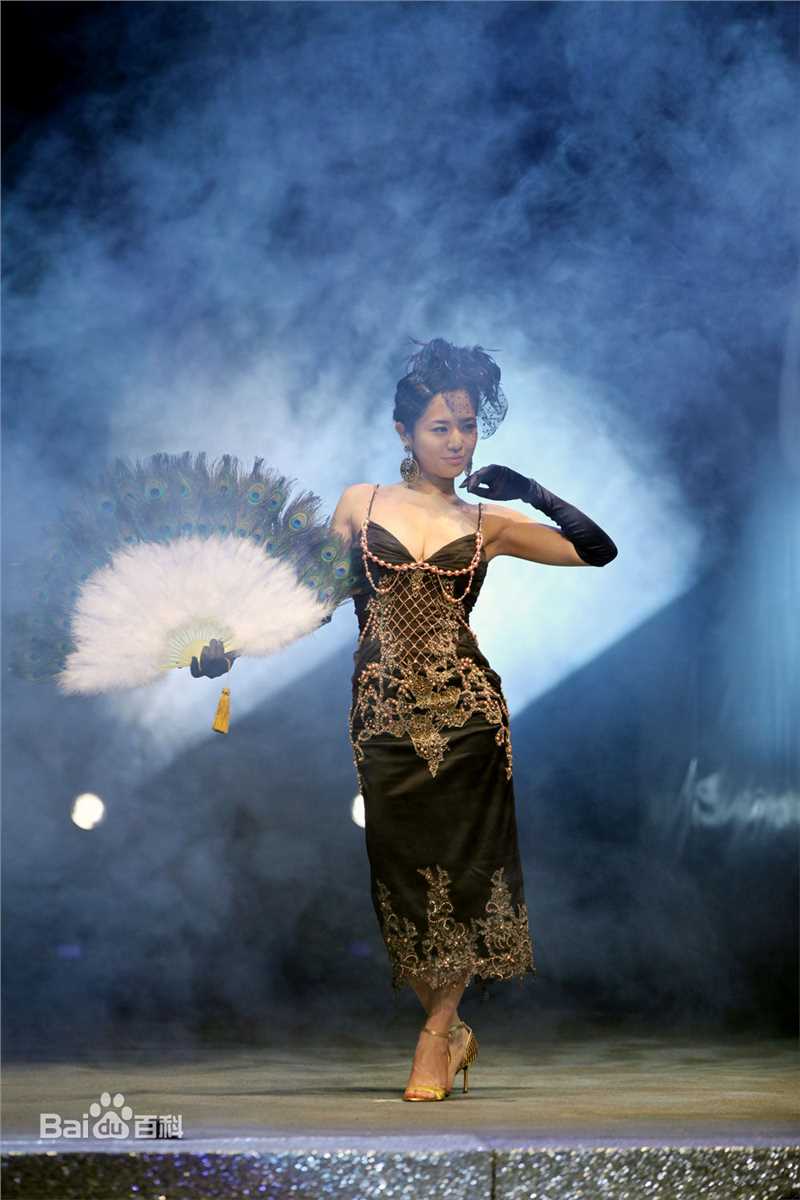 苍井空(日文名：蒼井そら，平假名：あおい そら，罗马拼音：aoi sora，英文名：Aoi sola)出席活动前后照片