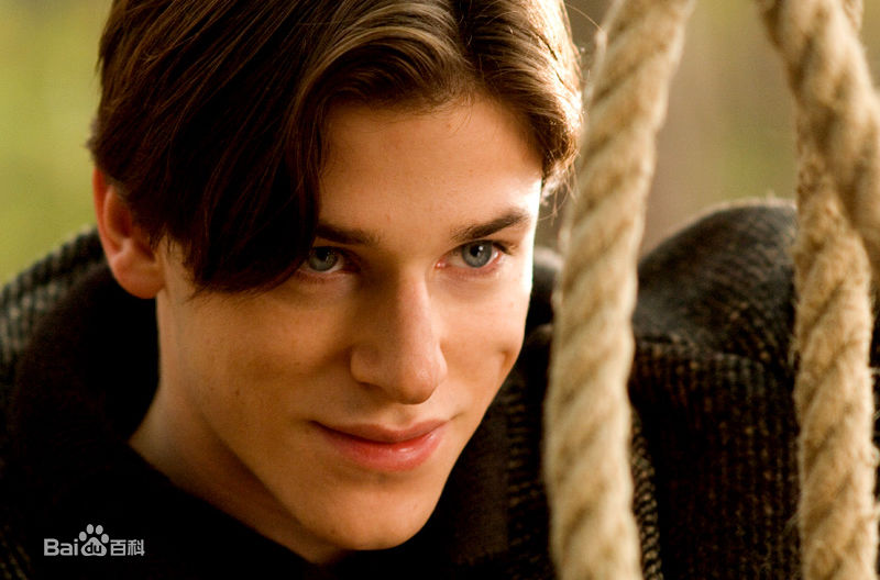 加斯帕德·尤利尔(Gaspard Ulliel)前后照片