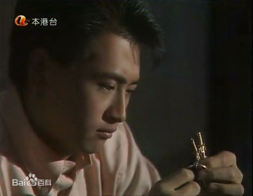 罗颂华(Law Chung-Wa)蓝月亮素颜照壁纸