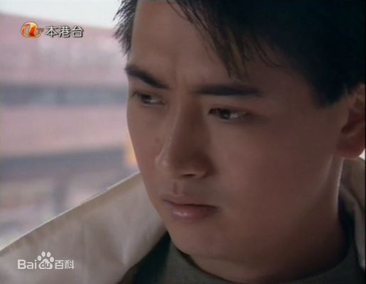 罗颂华(Law Chung-Wa)蓝月亮素颜照壁纸