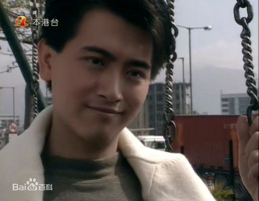 罗颂华(Law Chung-Wa)蓝月亮素颜照壁纸