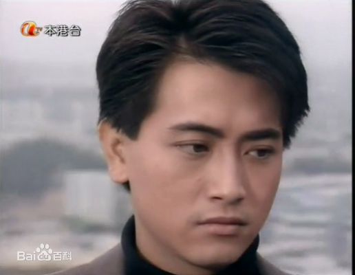 罗颂华(Law Chung-Wa)蓝月亮素颜照壁纸