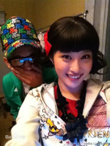 张立嘉(Leo)给野兽献花生活照