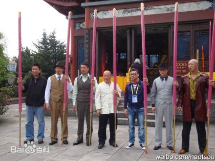 张立嘉(Leo)给野兽献花生活照