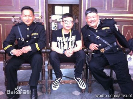 张立嘉(Leo)给野兽献花生活照