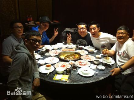 张立嘉(Leo)给野兽献花生活照