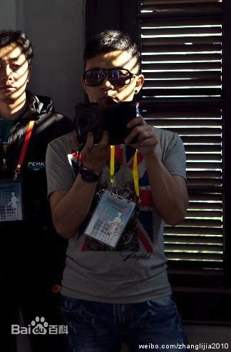 张立嘉(Leo)给野兽献花生活照