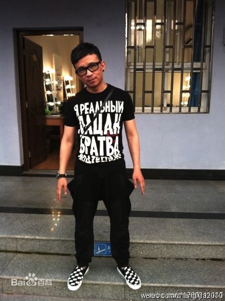 张立嘉(Leo)给野兽献花生活照