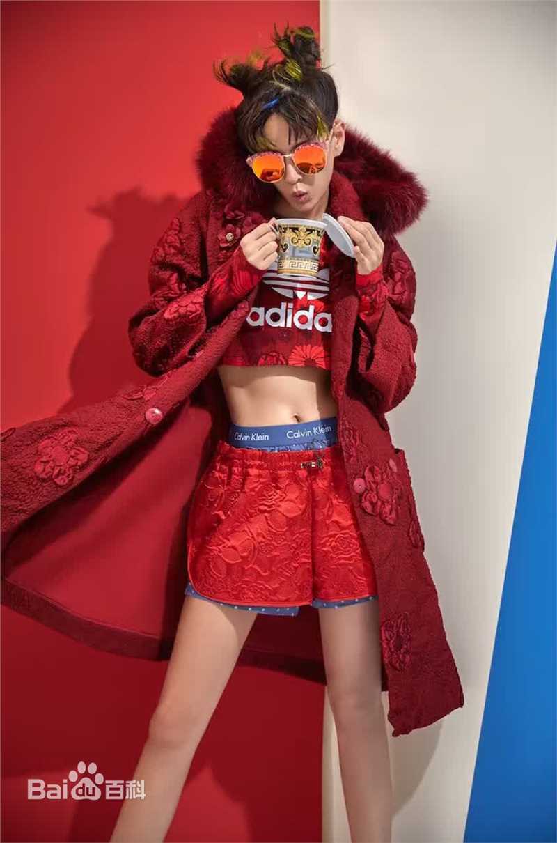 最新张蓝心(Zoe Zhang)在《时尚健康》中的图集