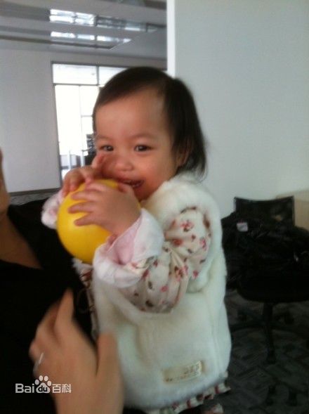 黄新(April)网友偶遇和微博曝光照前后照片