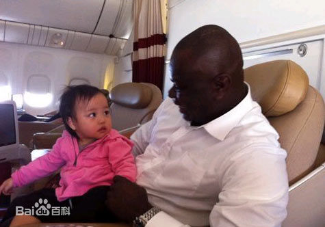 黄新(April)网友偶遇和微博曝光照前后照片