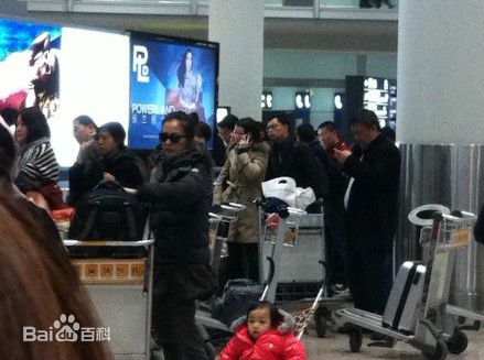 黄新(April)网友偶遇和微博曝光照前后照片