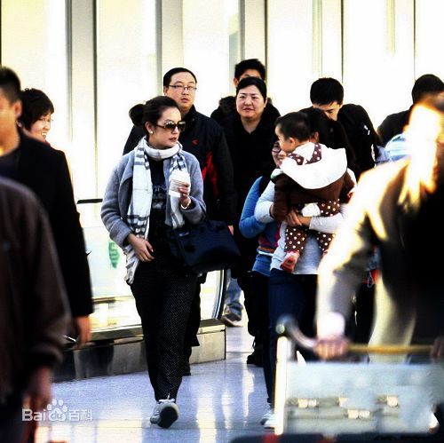 黄新(April)网友偶遇和微博曝光照前后照片