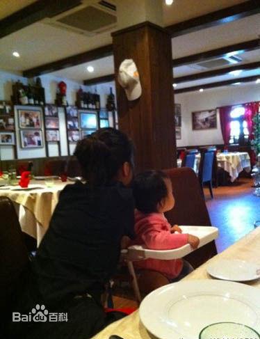 黄新(April)网友偶遇和微博曝光照前后照片