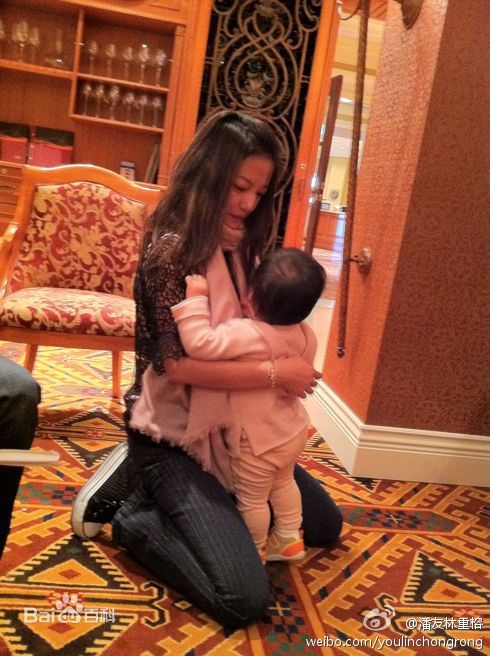 黄新(April)网友偶遇和微博曝光照前后照片