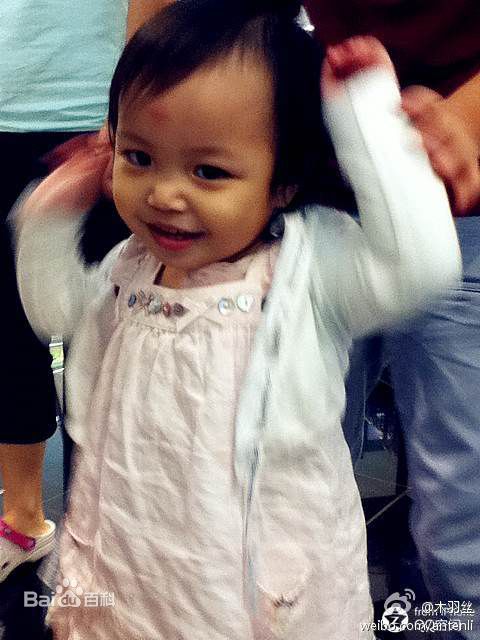 黄新(April)网友偶遇和微博曝光照前后照片