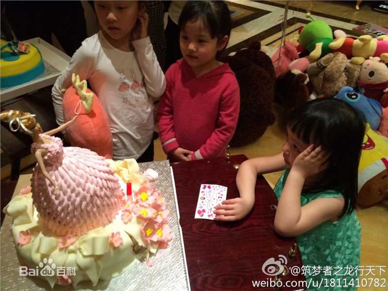 黄新(April)爸爸妈妈微博分享的小四月照片素颜照相册