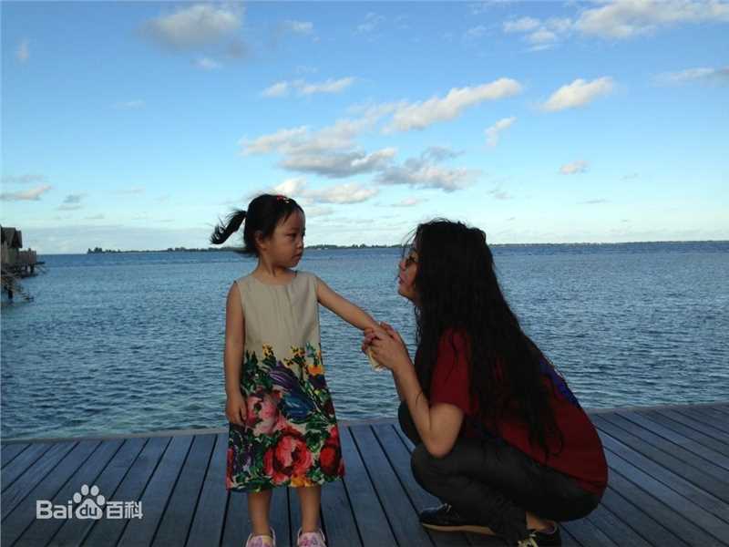 黄新(April)爸爸妈妈微博分享的小四月照片素颜照相册