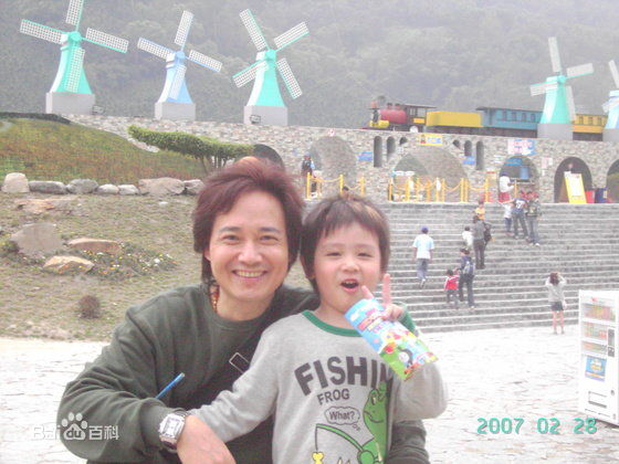 孟飞生活照壁纸壁纸