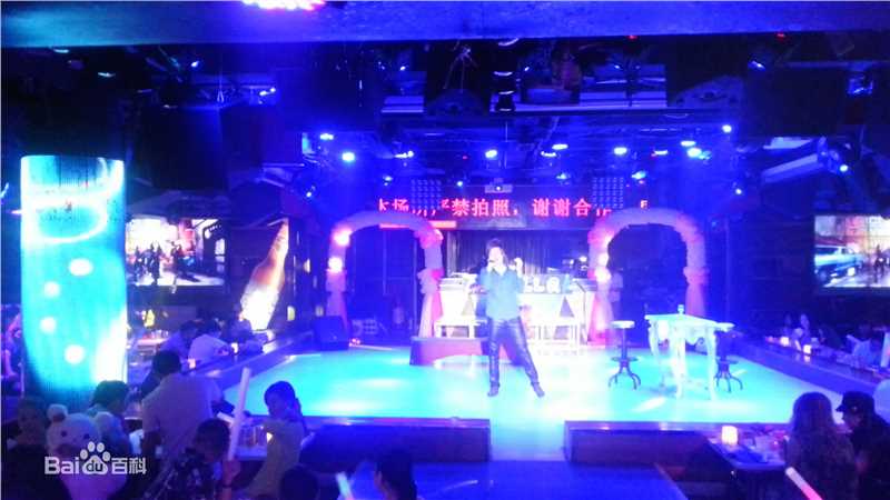 周祥(glory)精彩演出瞬间素颜照壁纸