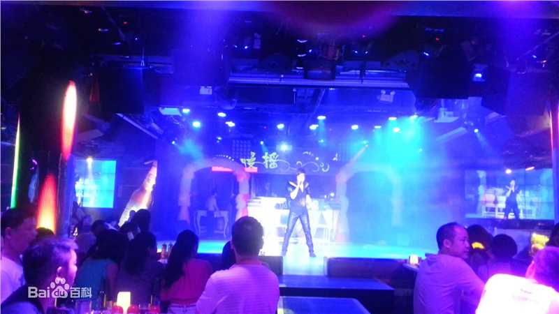 周祥(glory)精彩演出瞬间素颜照壁纸