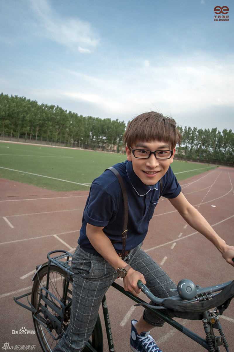 谭佑铭(Jackie Tam、Jaki)最新专辑《赖校生》图集