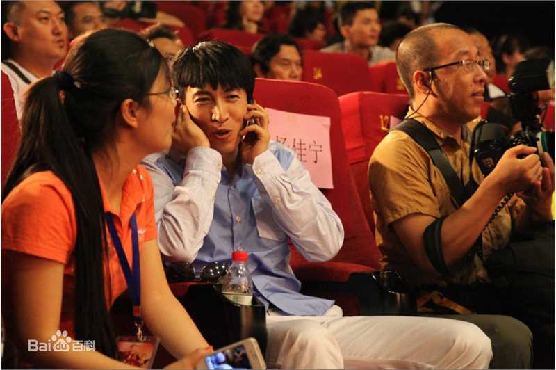 最新李克龙在《潘多拉的宝剑》首映式照片中的壁纸