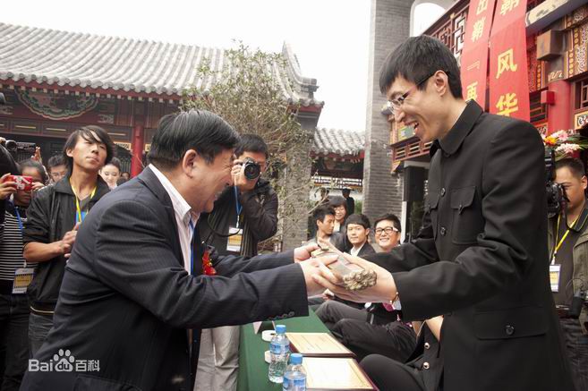 最新李克龙在《潘多拉的宝剑》首映式照片中的壁纸