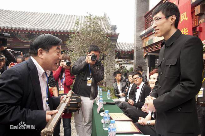 最新李克龙在《潘多拉的宝剑》首映式照片中的壁纸