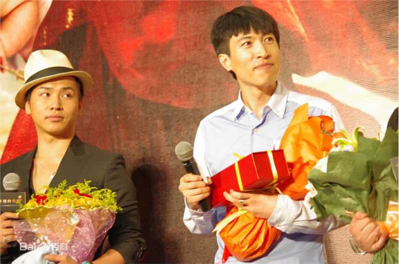 最新李克龙在《潘多拉的宝剑》首映式照片中的壁纸