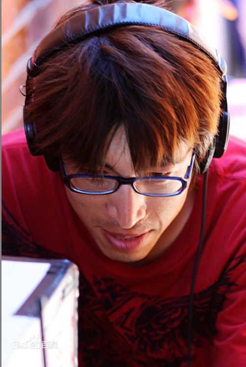 最新李克龙在《潘多拉的宝剑》首映式照片中的壁纸