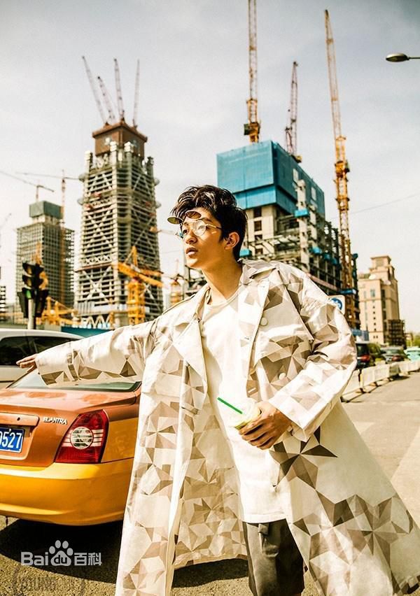 屈楚萧街拍性感图片图集