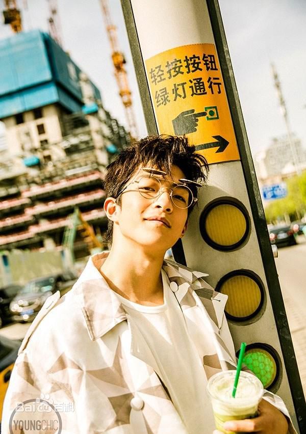 屈楚萧街拍性感图片图集