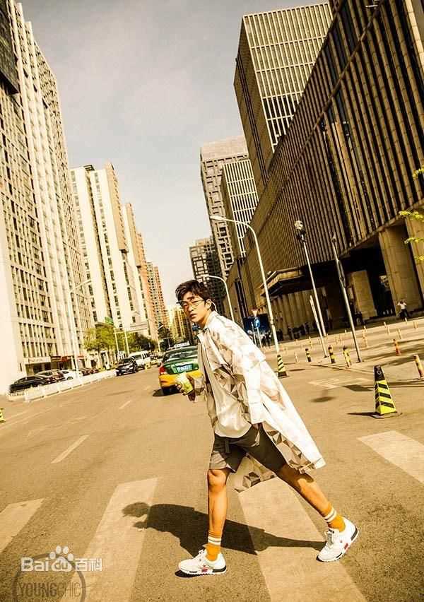 屈楚萧街拍性感图片图集