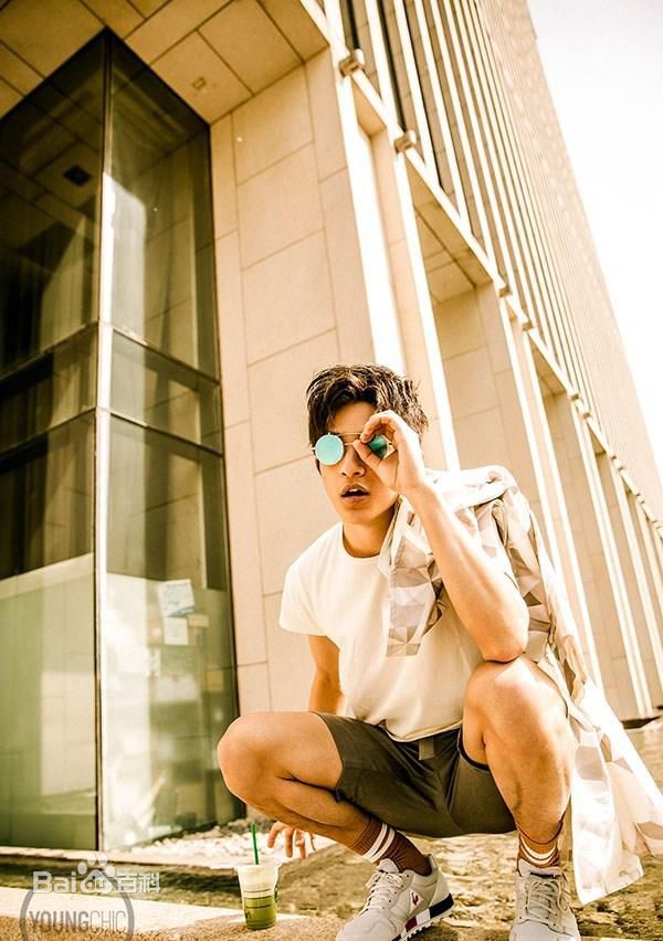 屈楚萧街拍性感图片图集