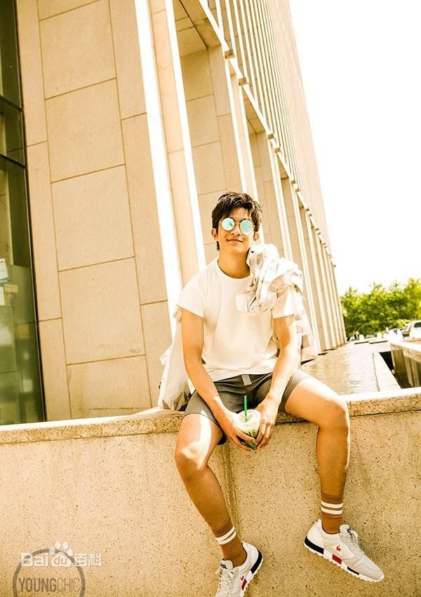 屈楚萧街拍性感图片图集