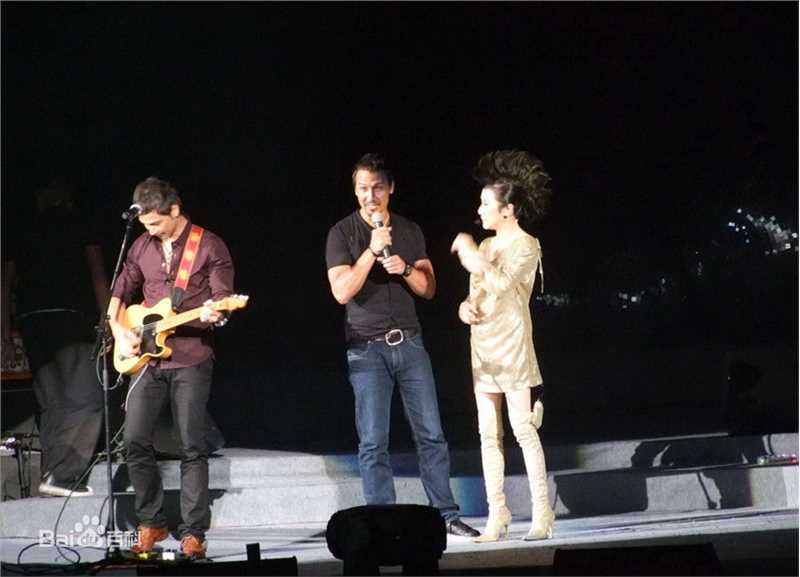 吕珊(Rosanne Lui)超级吕声2010 演唱会图片图册