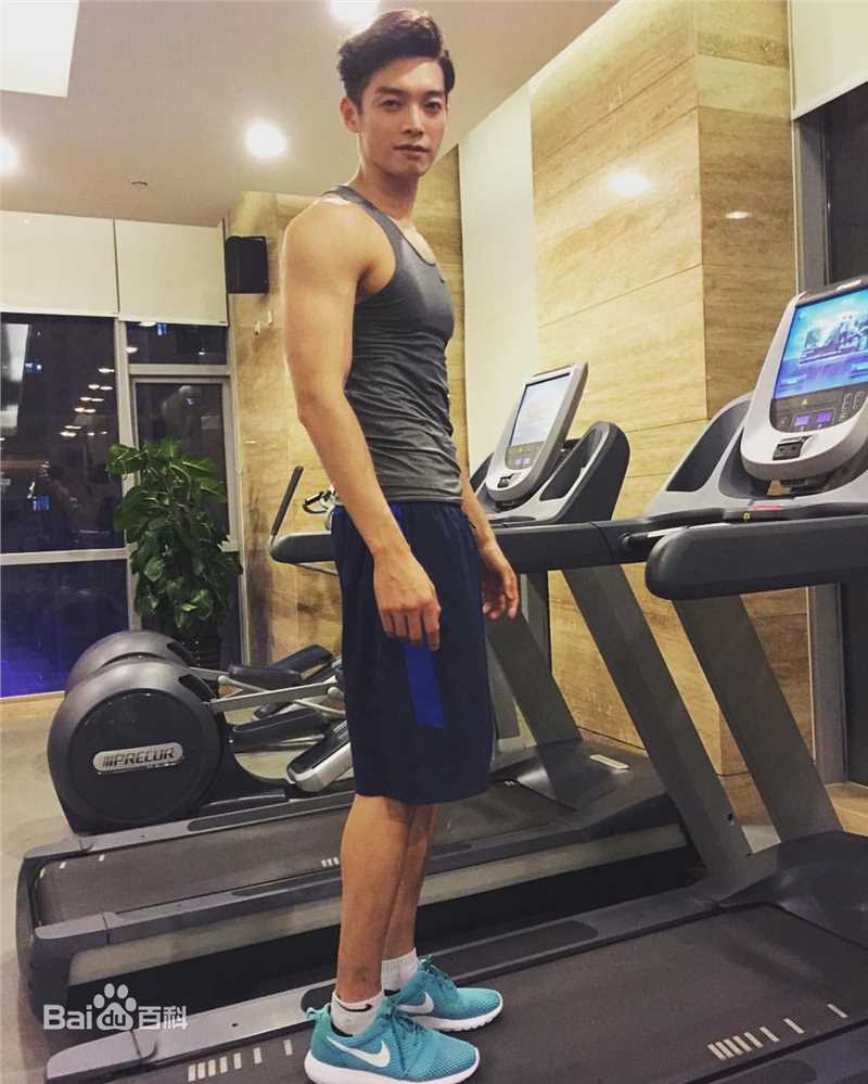 辰亦儒(Calvin)生活照图片图册