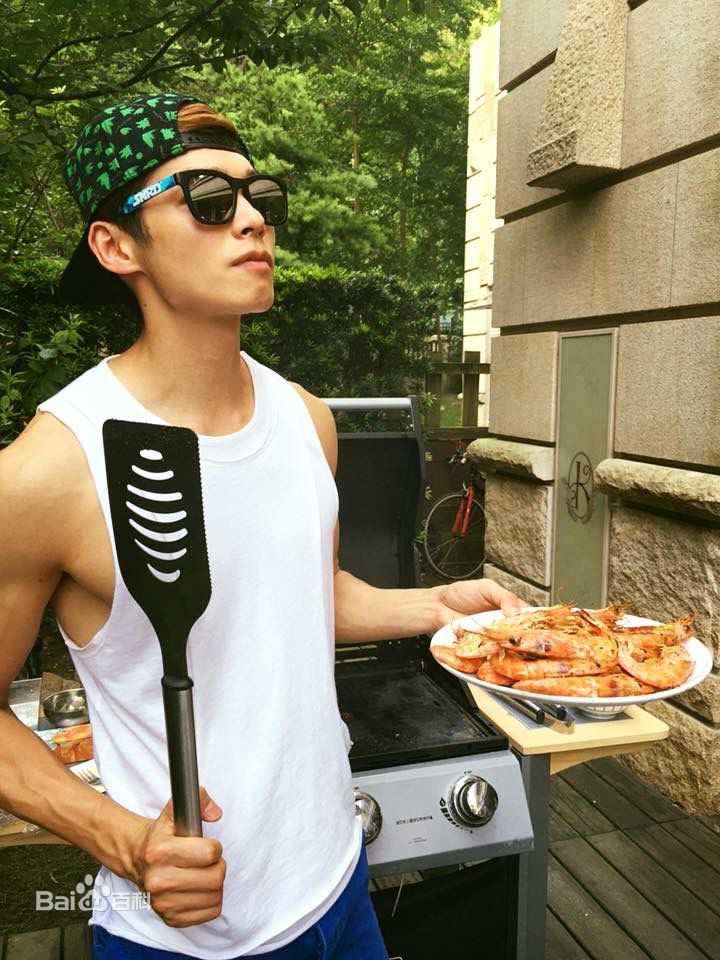 辰亦儒(Calvin)生活照图片图册