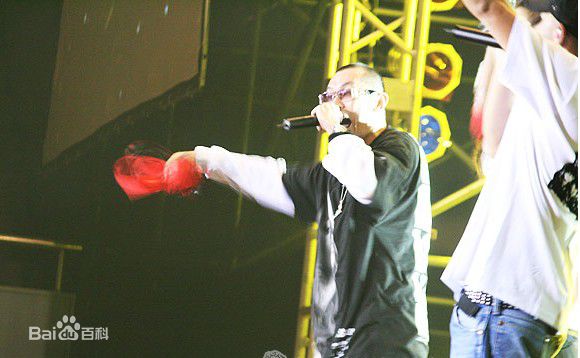 张震岳(Chang, Csun Yuk)演唱会形象2图片图集