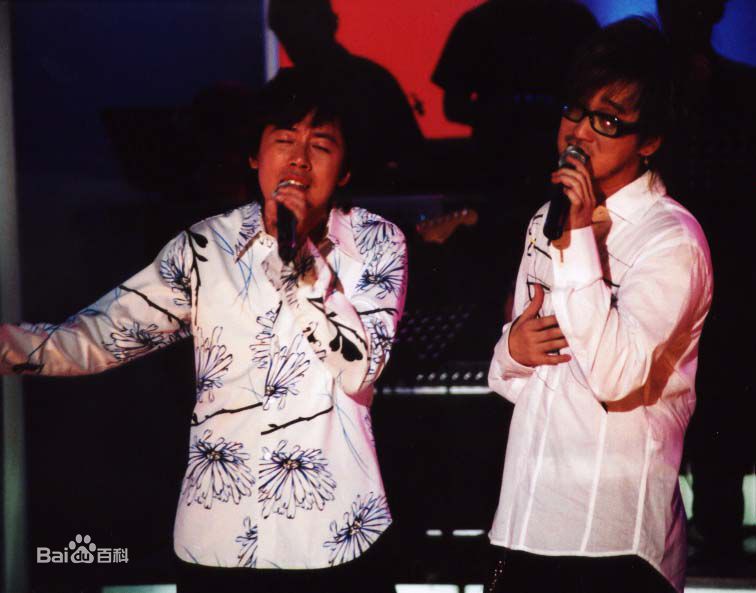 张宇(Phil Chang)和其他明星合照前后照片