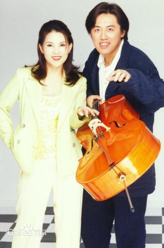 张宇(Phil Chang)和其他明星合照前后照片