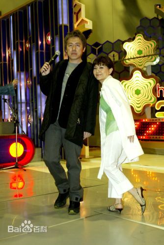 张宇(Phil Chang)和其他明星合照前后照片